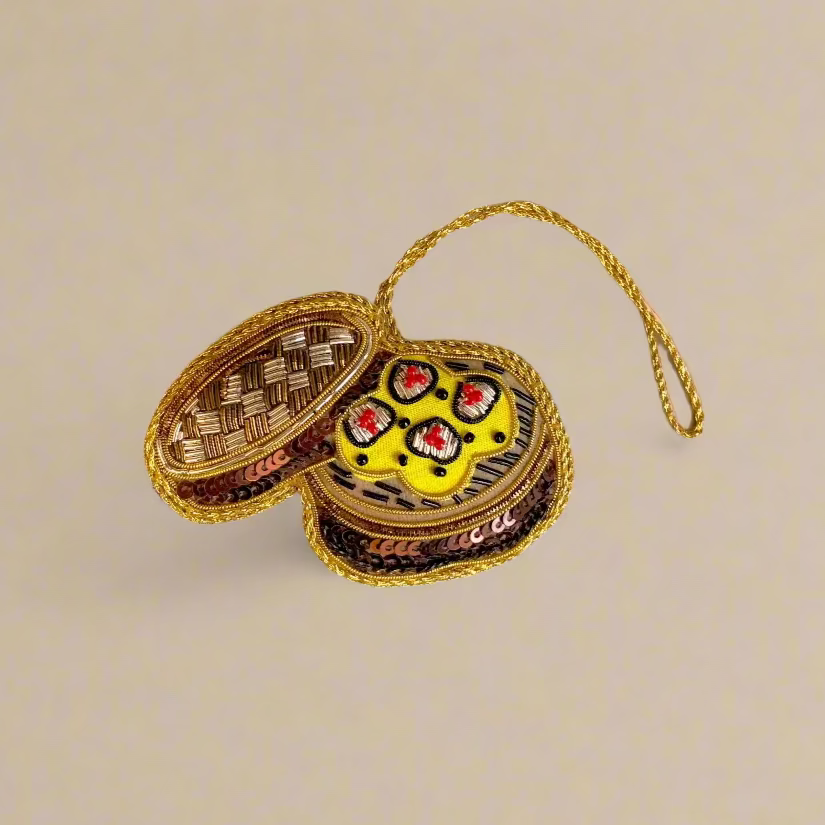 EMBROIDERED ORNAMENT : Dimsum