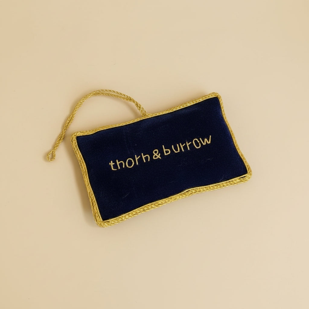 EMBROIDERED ORNAMENT : Hong Kong