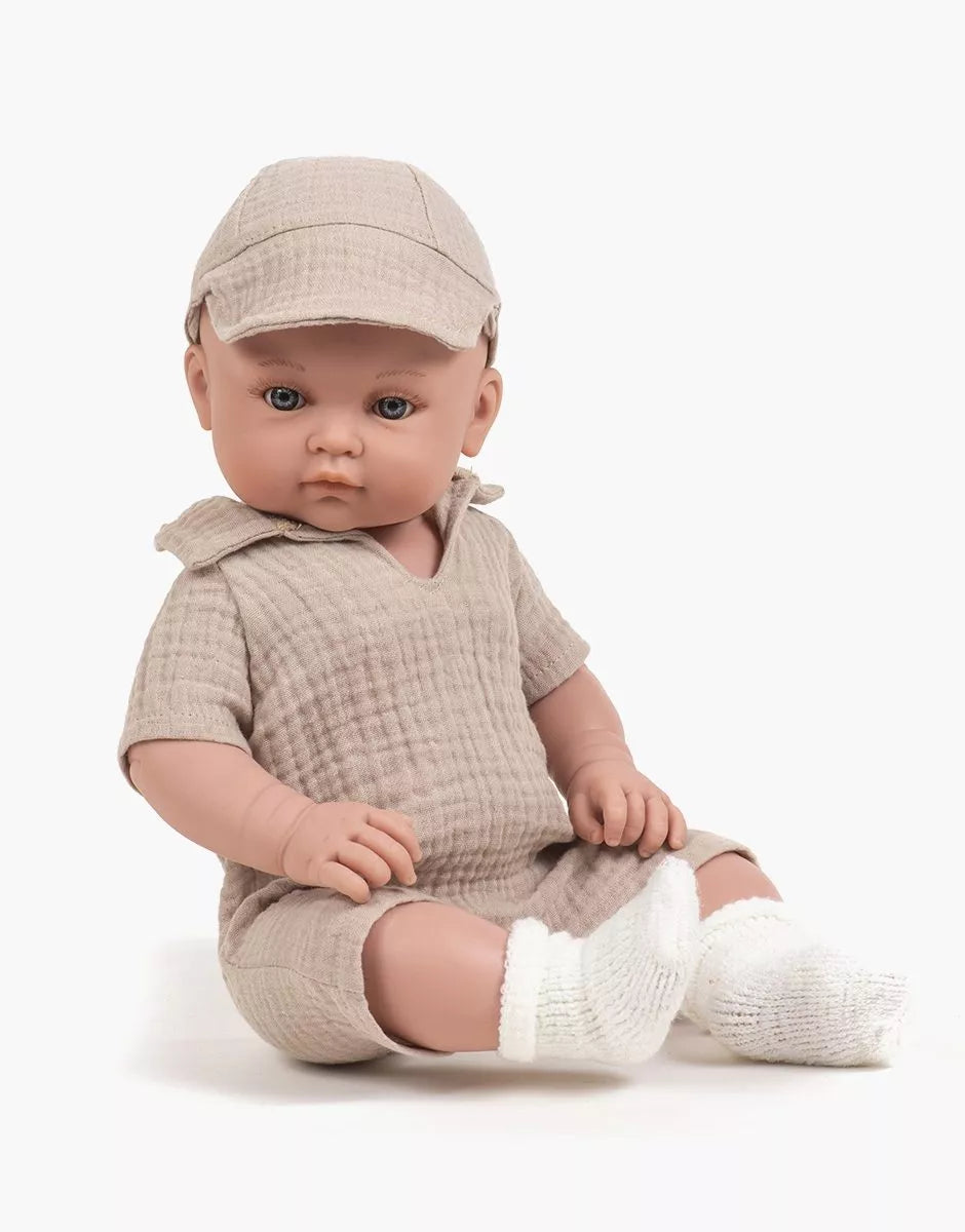 Minikane Yann, Bambinis 47cm doll dressed doll dressed in his Tom jumpsuit / beige cotton gauze cap set