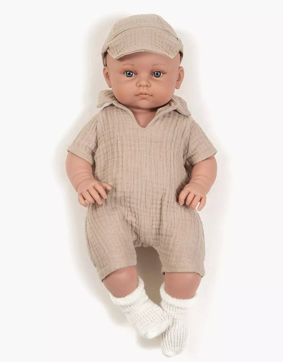 Minikane Yann, Bambinis 47cm doll dressed doll dressed in his Tom jumpsuit / beige cotton gauze cap set
